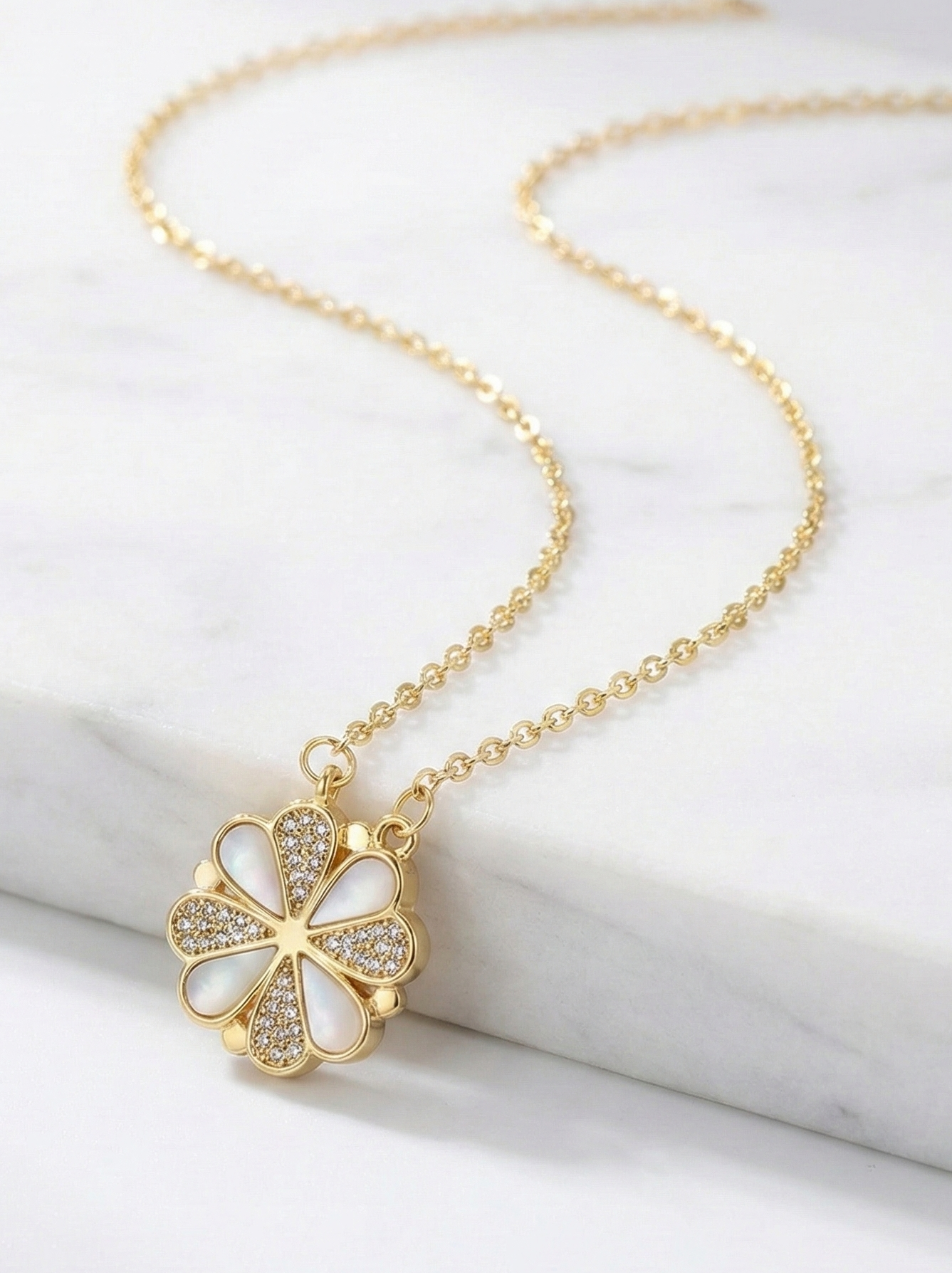 Collier en acier inoxydable doré aux détails brillants et blancs