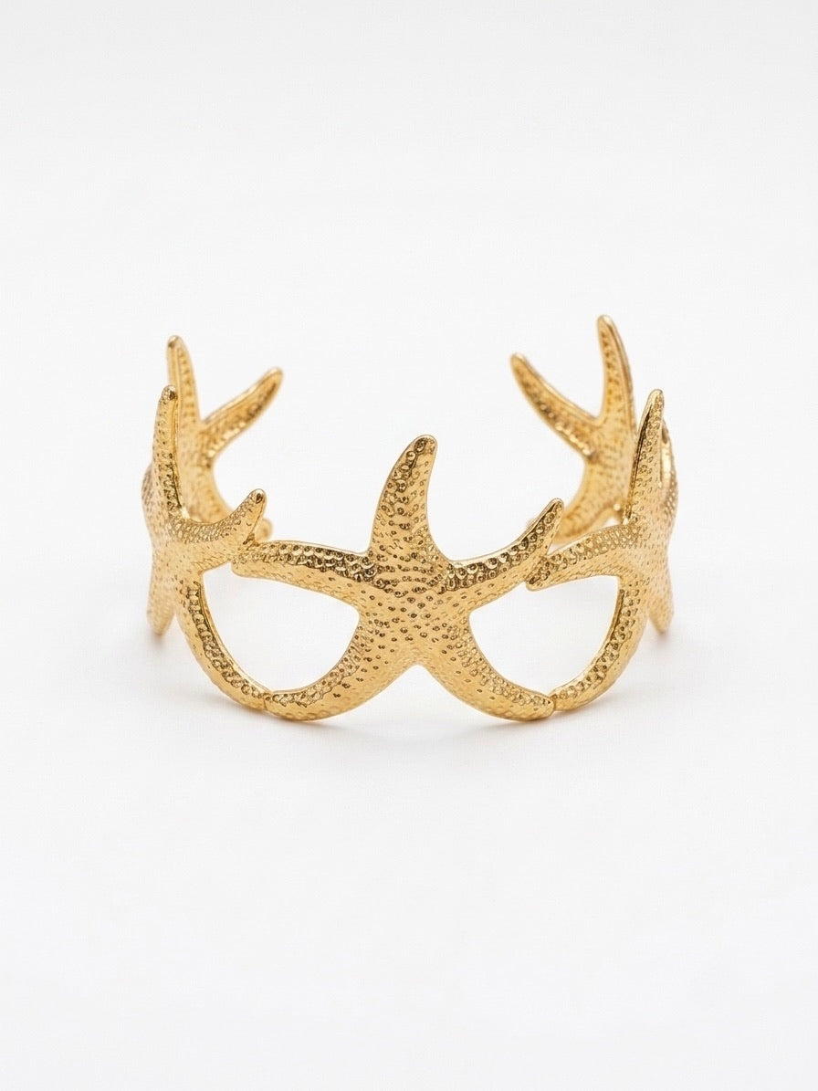 Bracelet doré ajustable en forme d'étoiles de mer, parfait pour des tenues estivales