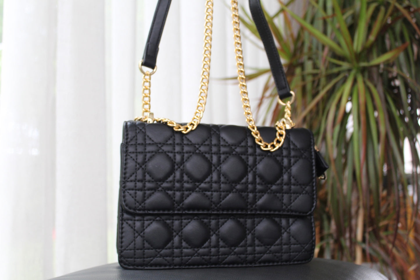 Sac chic noir bandoulière mi chaine, mi tissu