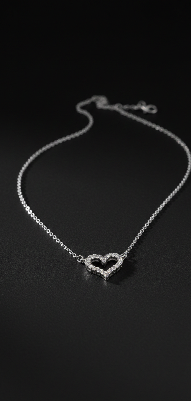 collier argenté en acier inoxydable tendance sous forme de coeur symbolisant l'amour