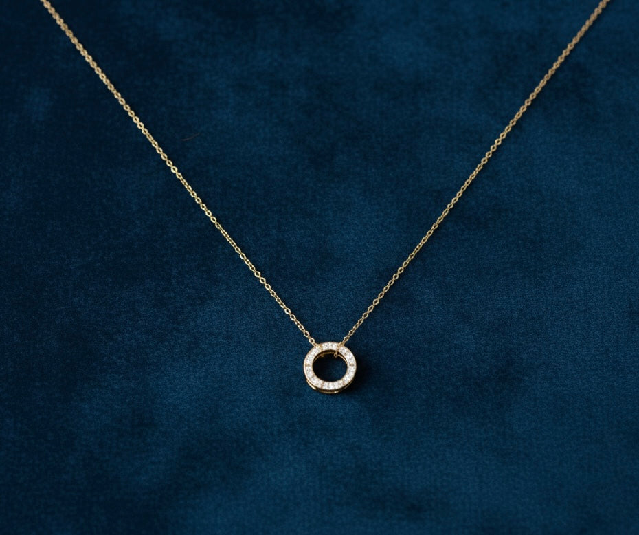 collier doré en acier inoxydable en forme de cercle élégant