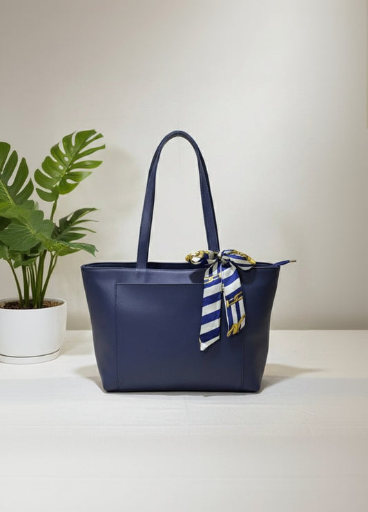 sac de cours grand et spacieux bleu marine avec ruban comme accessoire