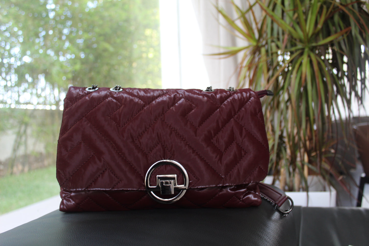 Sac à main bordeaux tendance avec détails noirs raffinés