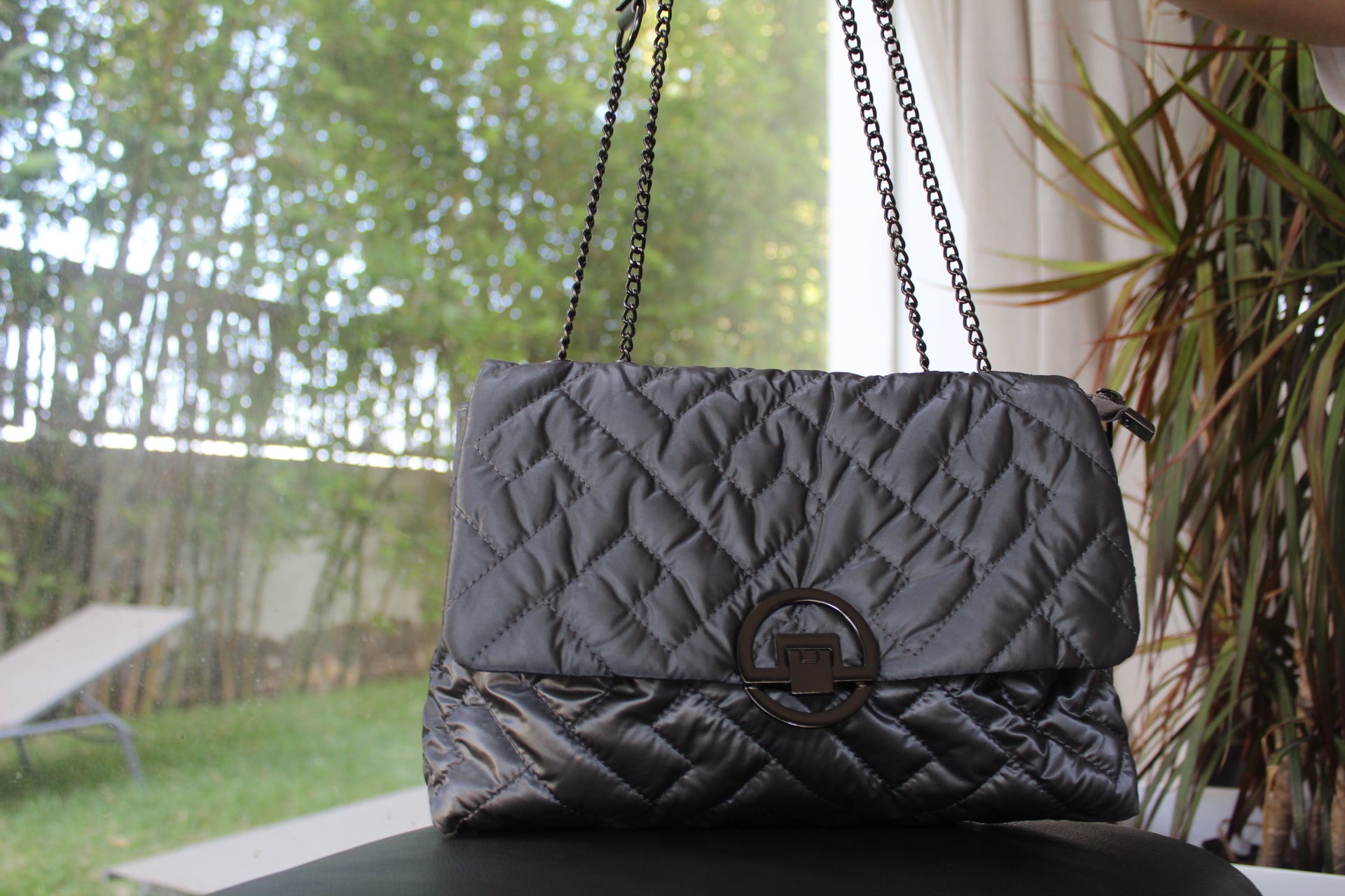 Sac à main gris tendance et rectangulaire