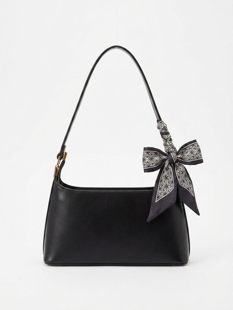 Sac à main stylé aux détails doré et ruban assorti 