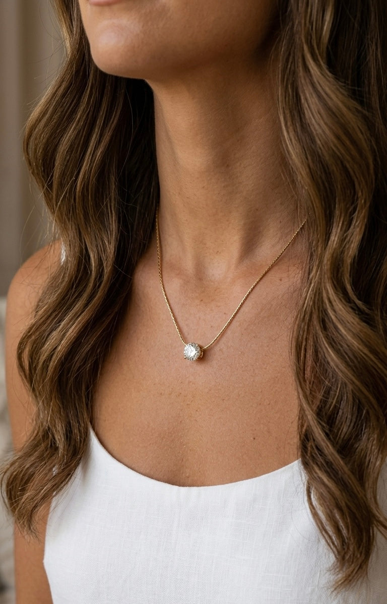 Collier simple et tendance à la pierre centrée scintillante très moderne