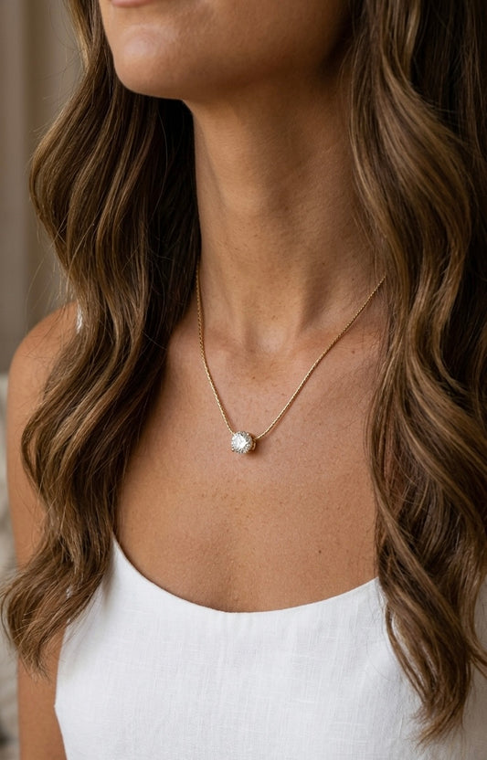 Collier simple et tendance à la pierre centrée scintillante très moderne