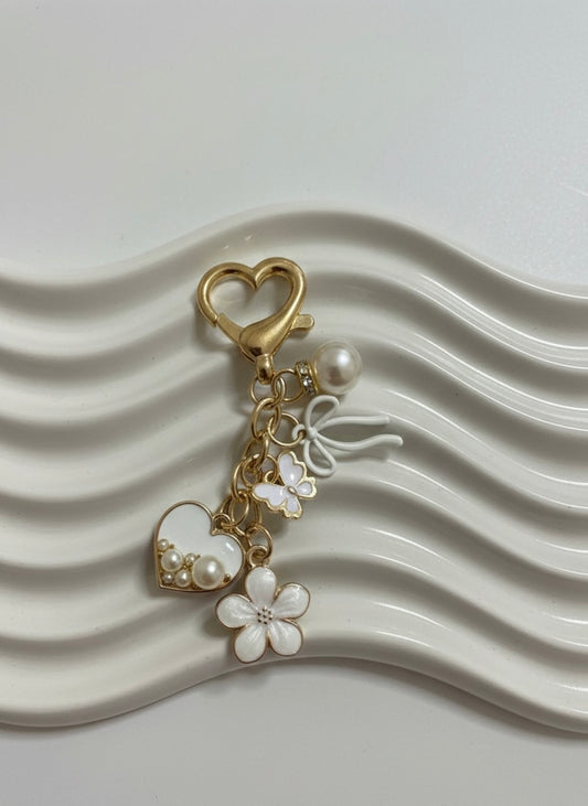 charm aux détails blancs et chic