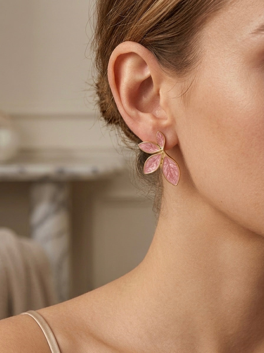Boucles d'oreilles portées en acier inoxydable doré et coloris rose sous forme de mi-fleur