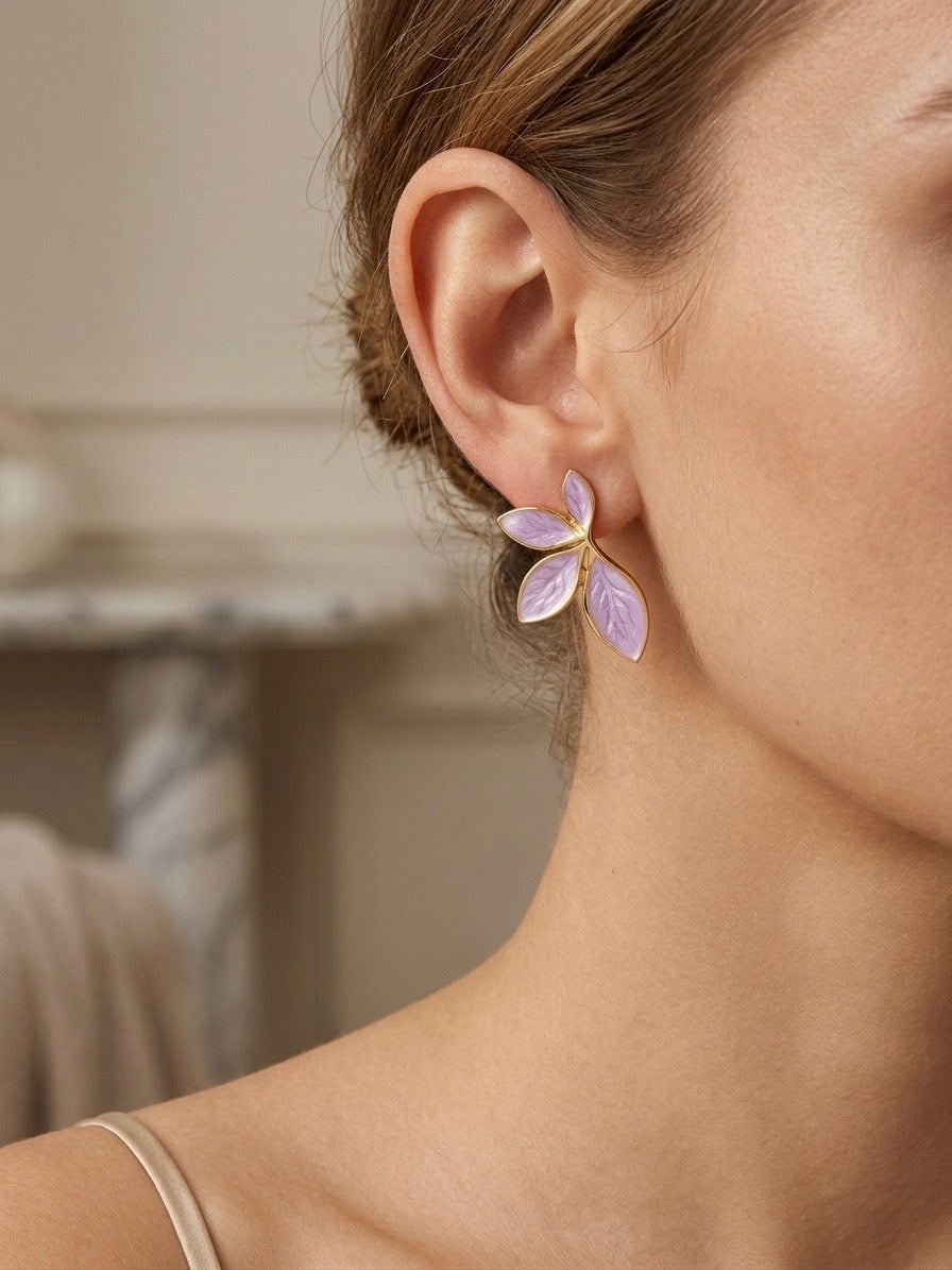 Boucles d'oreilles portées en acier inoxydable doré et coloris violet clair sous forme de mi-fleur