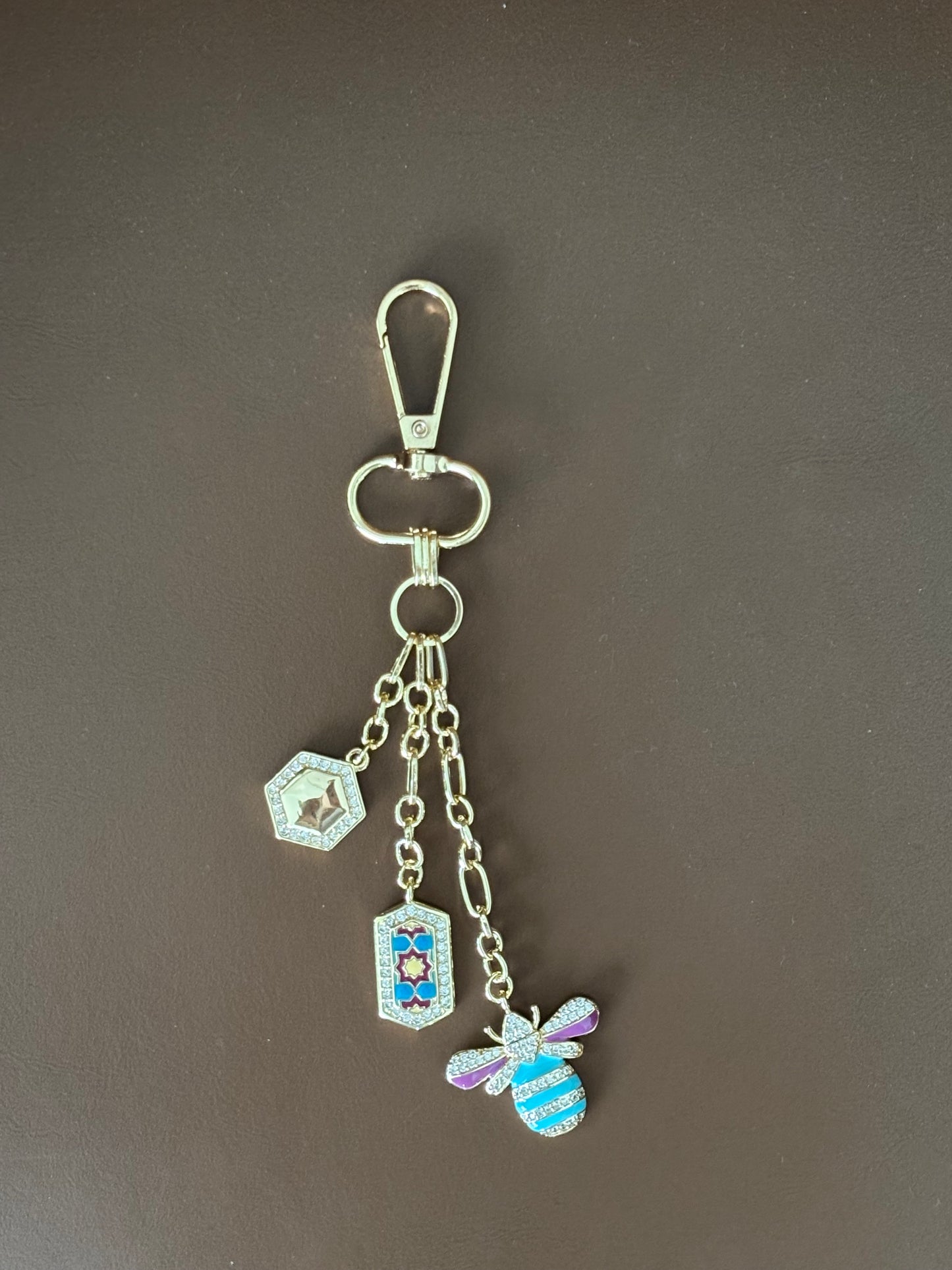 Charm coloré en bleu et violet