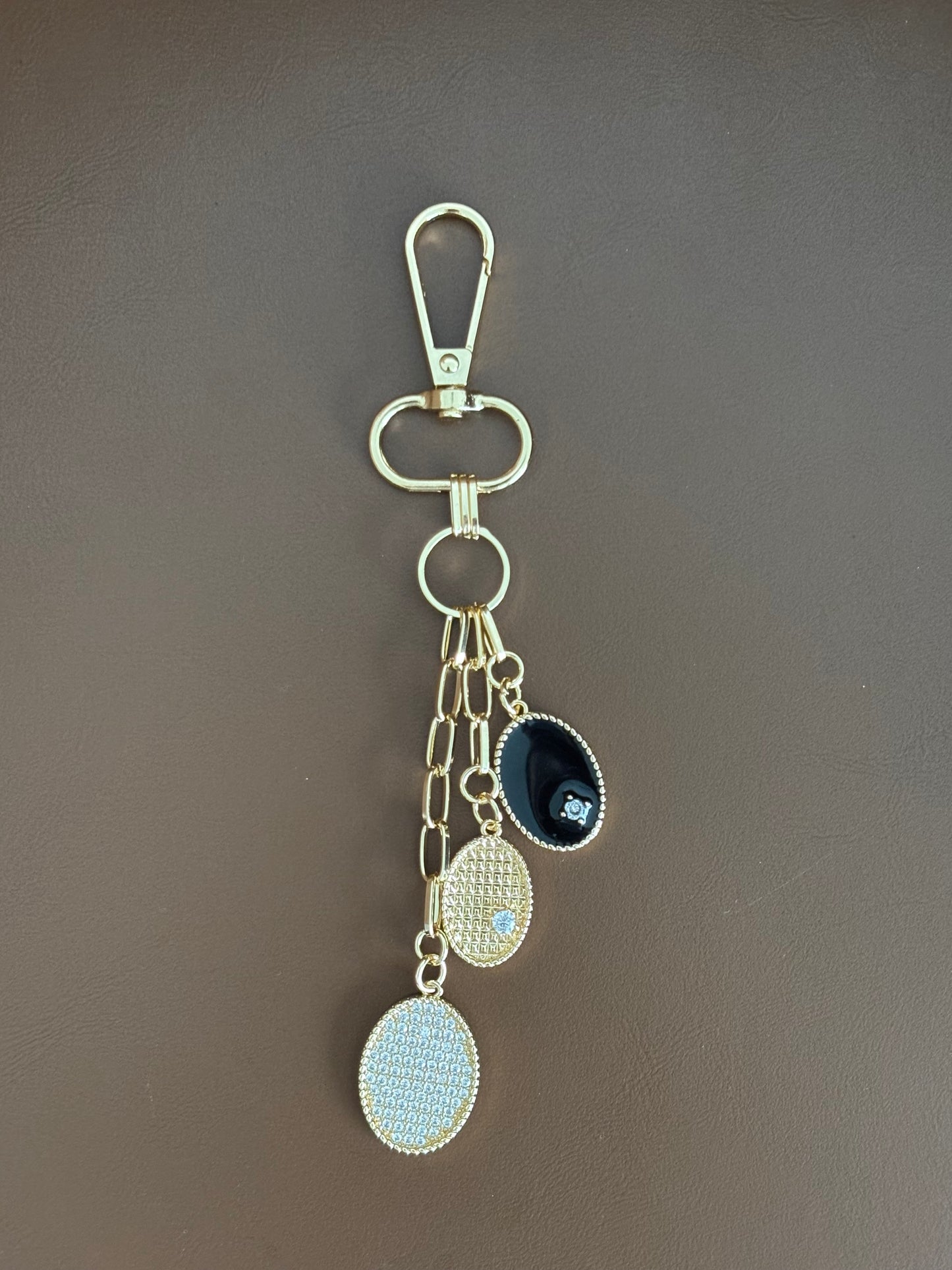 Charm au contour pointillé doré