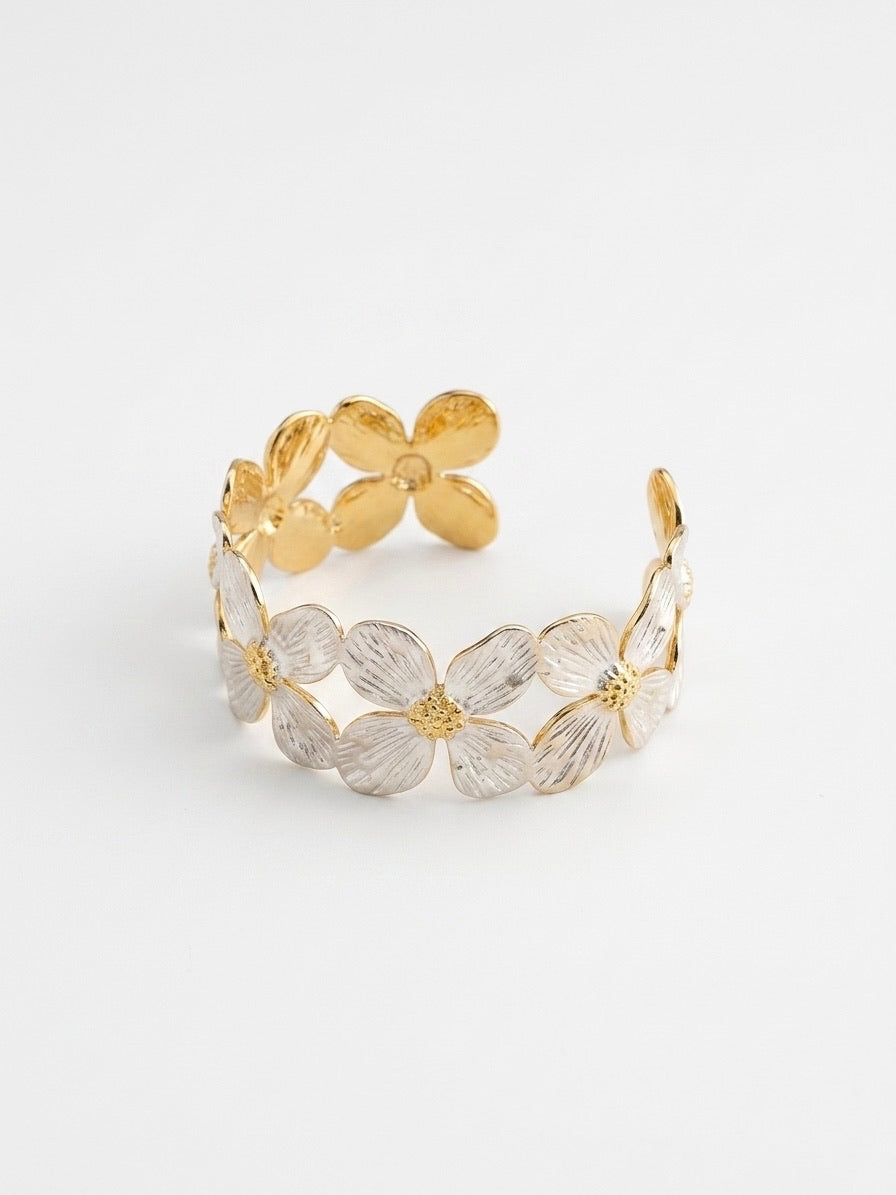 bracelet manchette ouverte à motifs fleurs blanches texturées et or