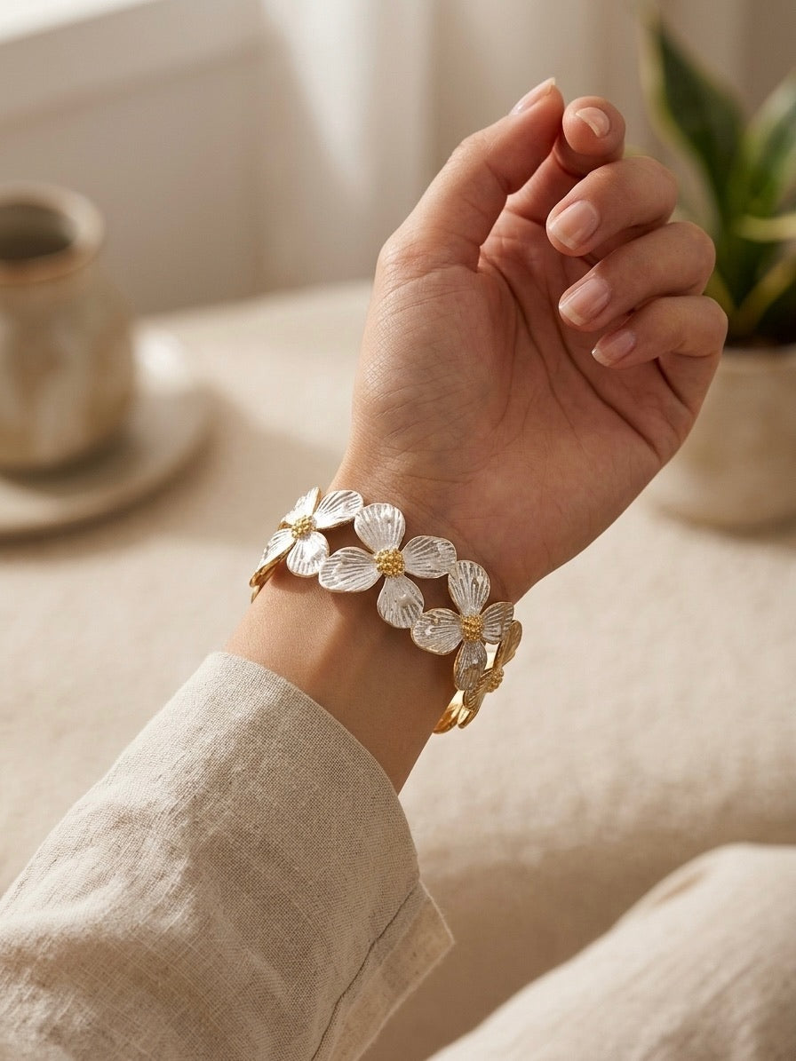 bracelet manchette ouverte à motifs fleurs blanches texturées et or porté