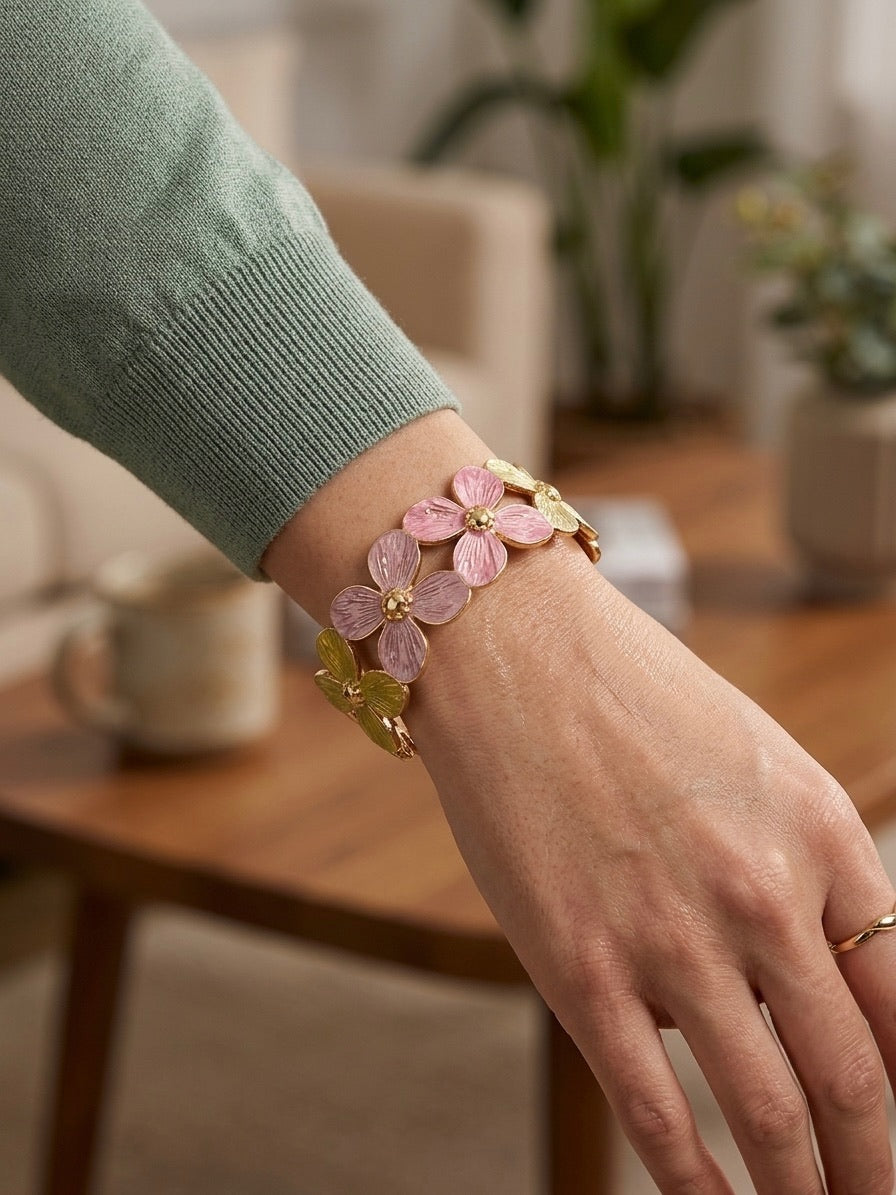 bracelet manchette ouverte à motifs fleurs multicolores pastel texturées et or porté