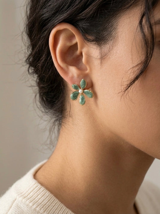 Boucles d'oreilles en acier inoxydable, et coloris vert avec une perle central très chic et épurées