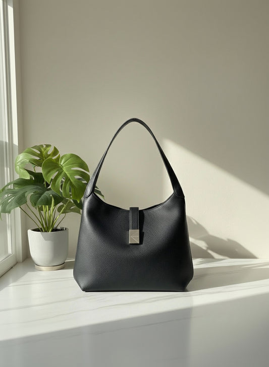 sac aux détails argentés spacieux et assez grand