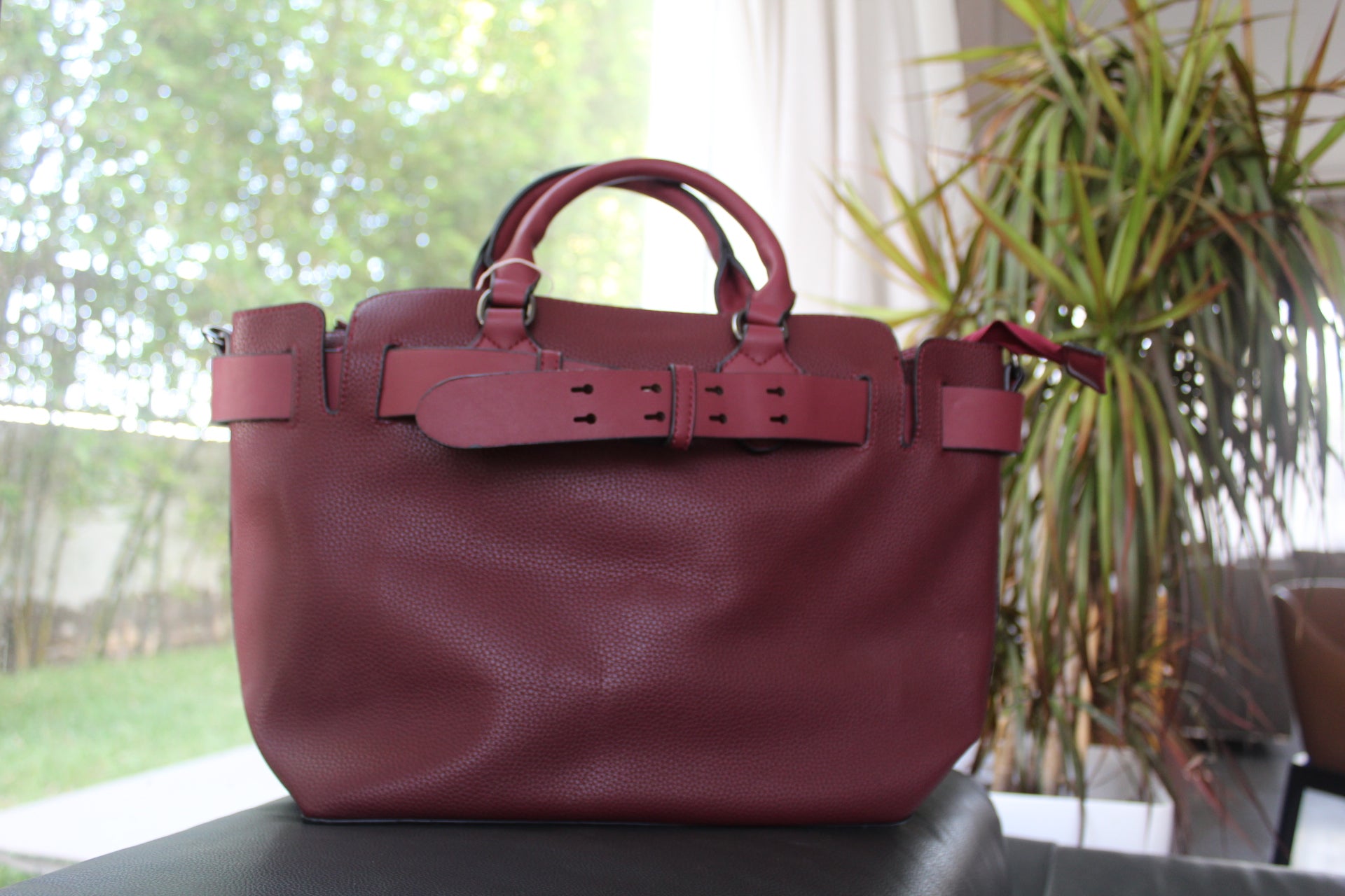 Grand sac à main bordeaux, extrêmement pratique et stylé