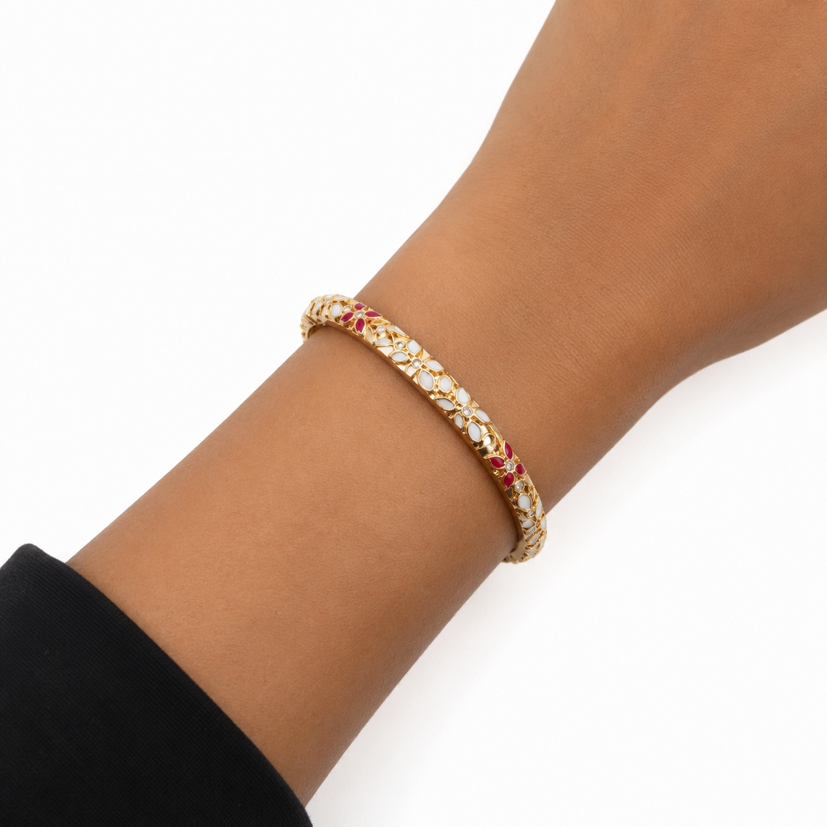Bracelet porté classe en rouge blanc et doré