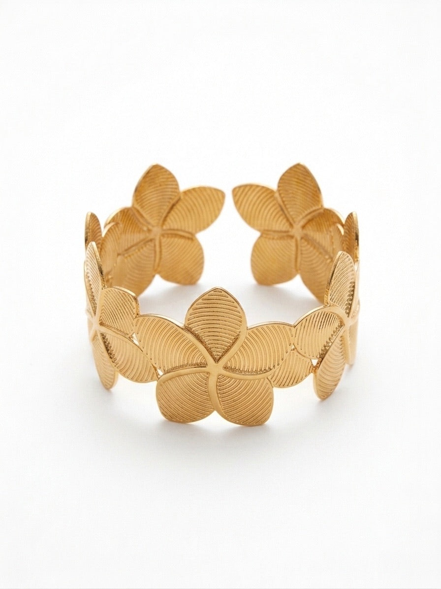 Bracelet manchette doré à motifs de fleurs texturées en acier inoxidable