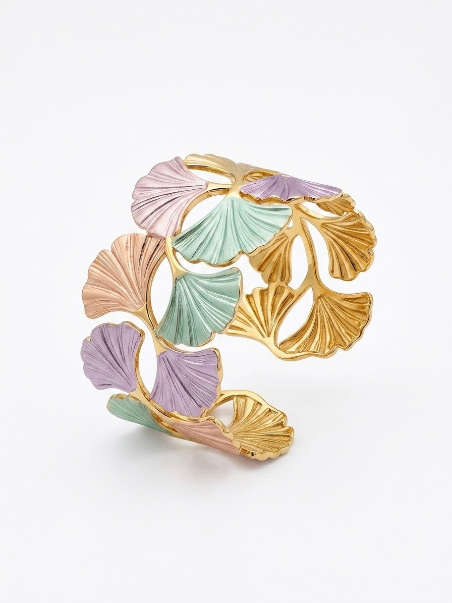 bracelet manchette doré avec feuilles de ginkgo biloba pastel violettes, vertes et roses