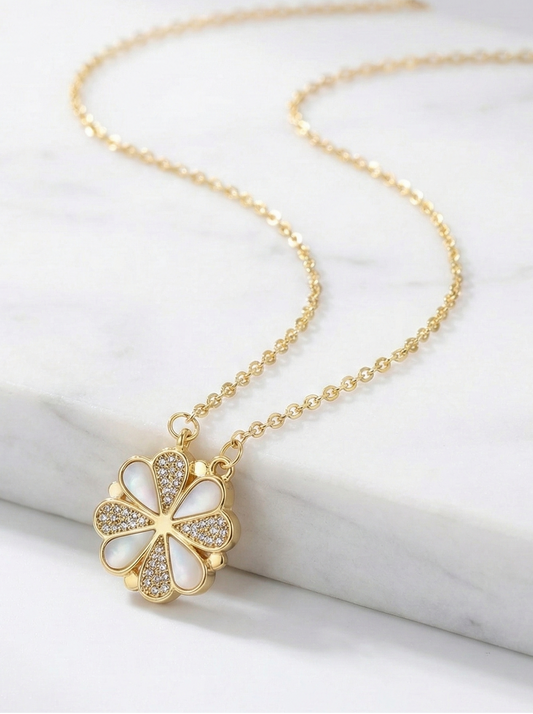 Collier en acier inoxydable doré aux détails brillants et blancs