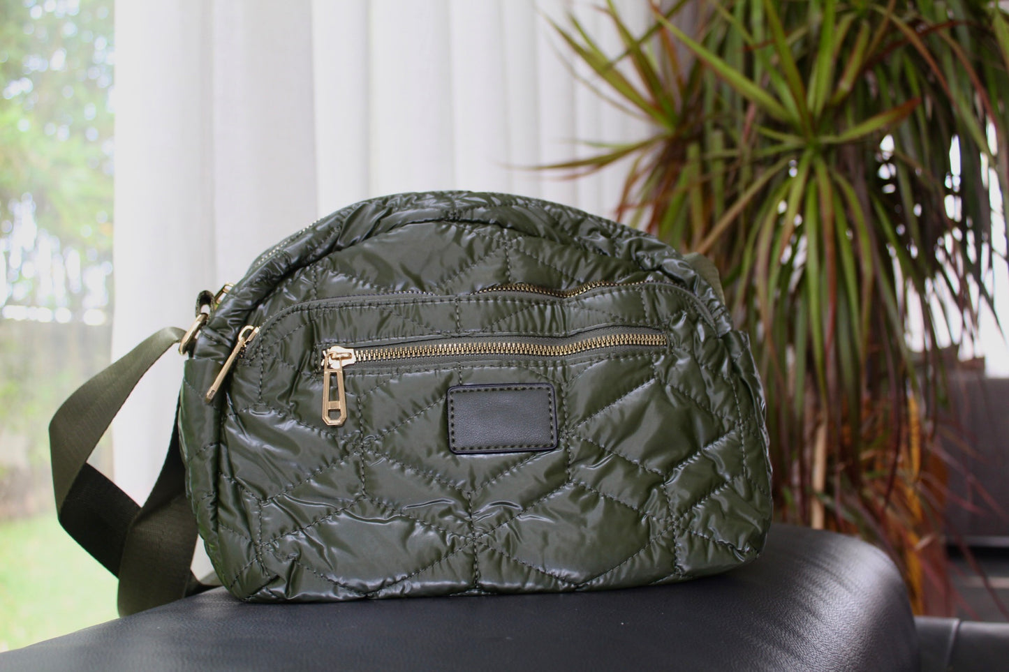 Beau sac khaki aux détails dorés