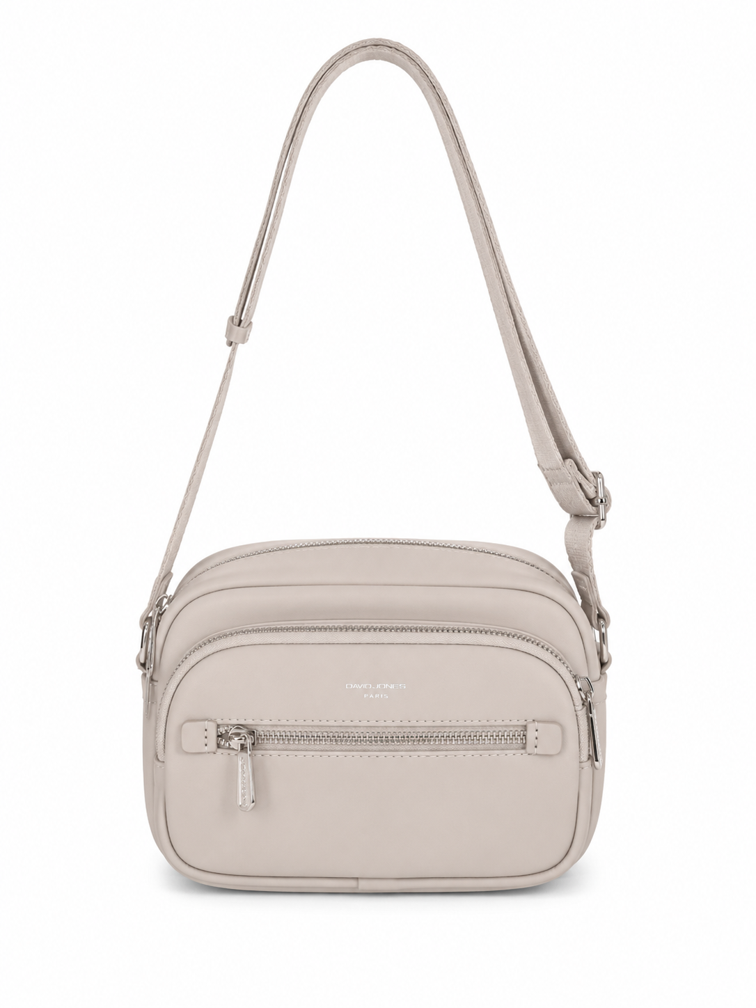 Sac bandoulière couleur beige clair aux détails argentés pour usage quotidien donnant une tenure chic