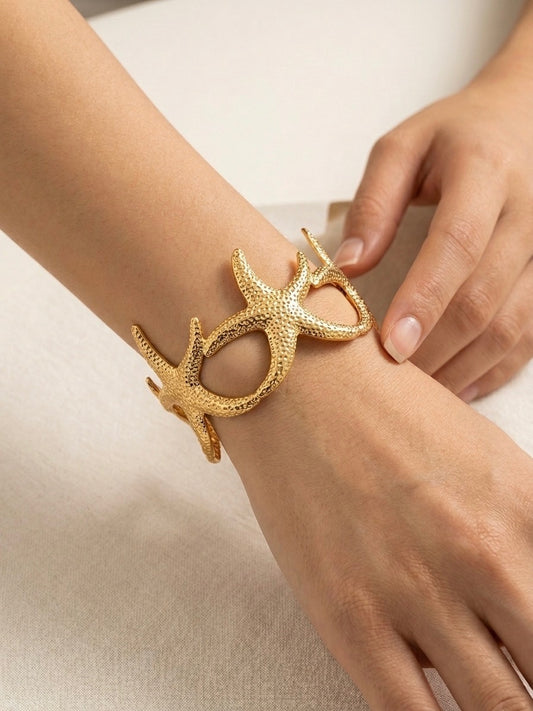 Bracelet doré ajustable en forme d'étoiles de mer, parfait pour des tenues estivales 