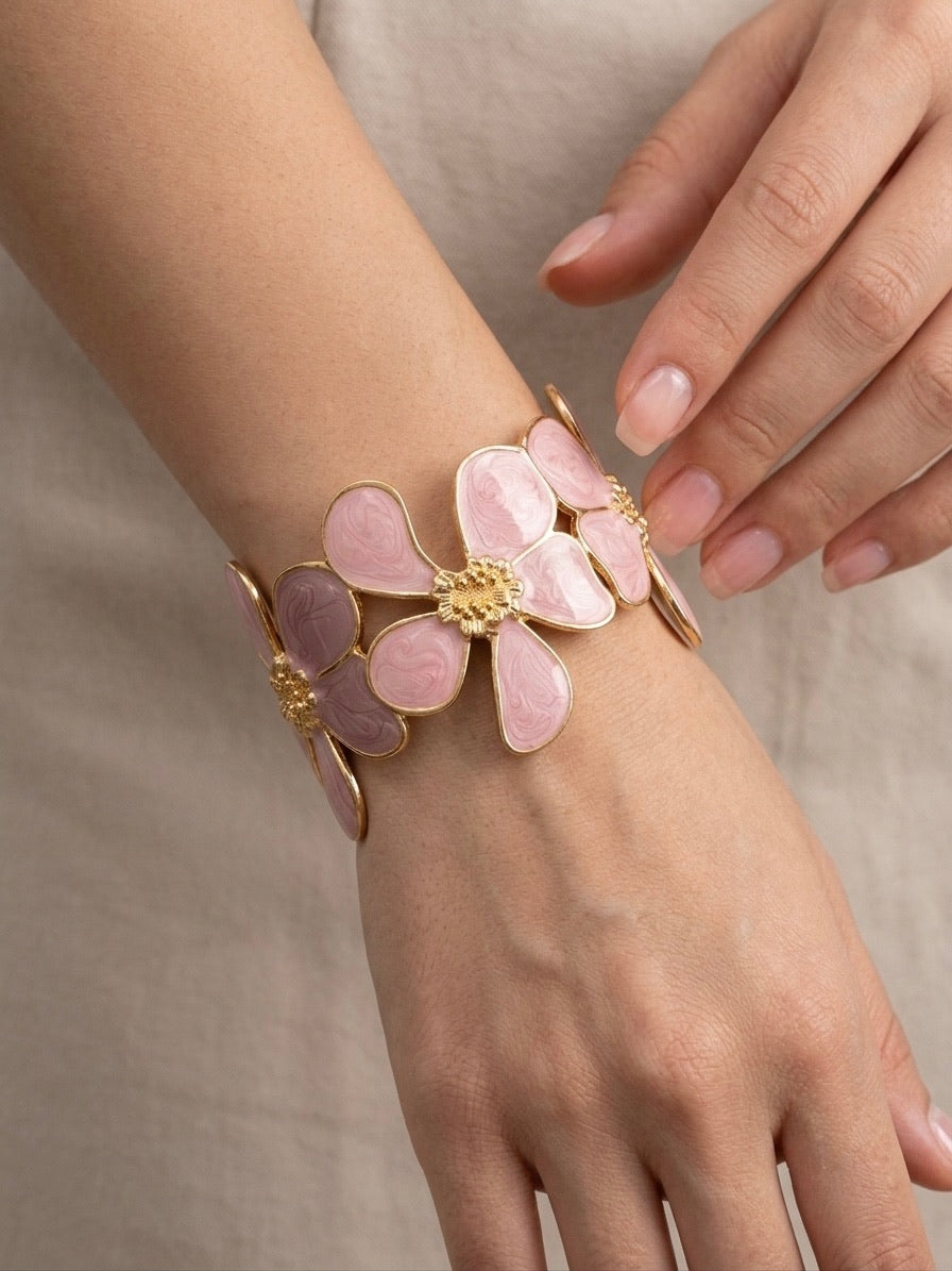 bracelet manchette doré à fleurs émaillées rose porté au poignet