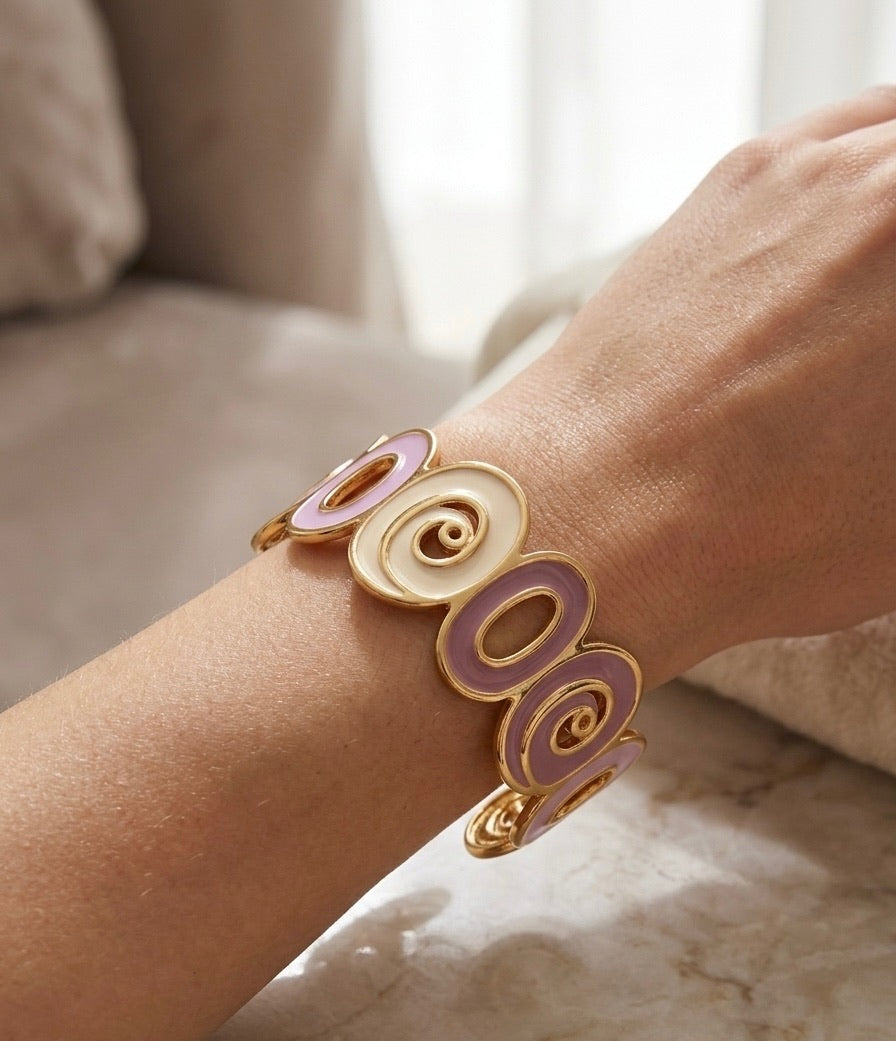 Bracelet en acier inoxydable doré avec des formes ovales blanches, violettes et mauves 
