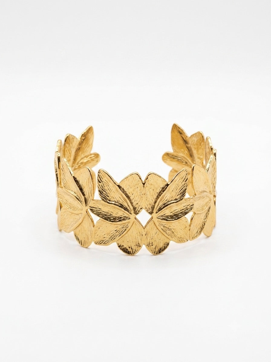 bracelet manchette doré texturé en acier inoxydable à motifs de fleurs de lotus 