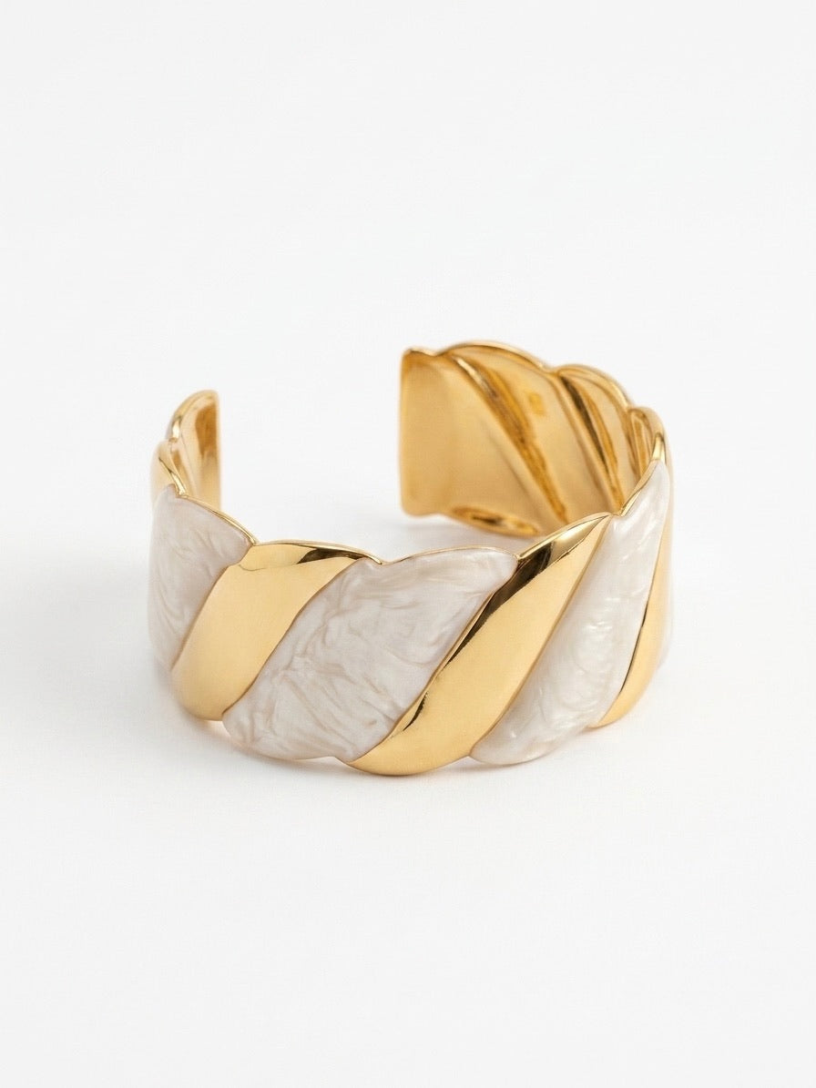 bracelet manchette torsadé en métal doré et maillons effet nacre blanc 