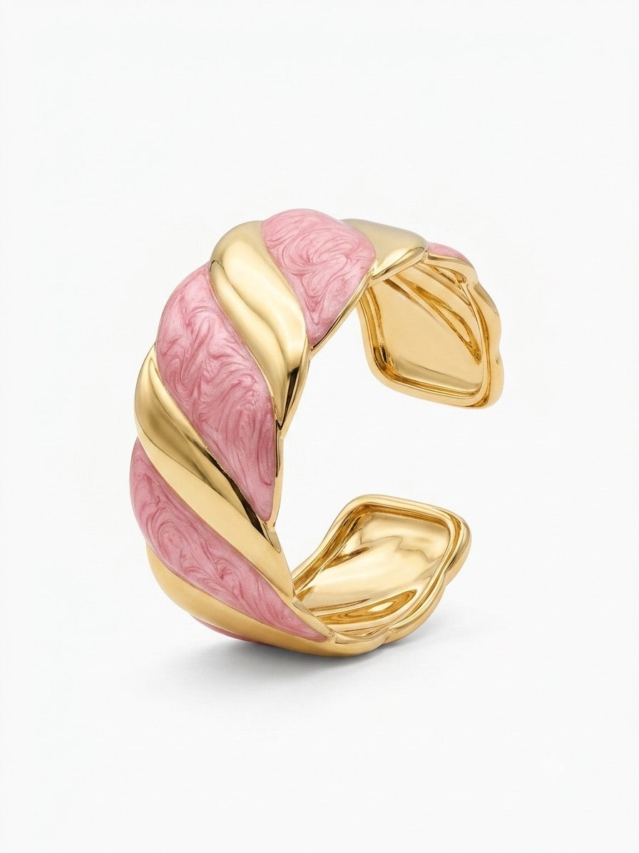 bracelet manchette torsadé en métal doré et maillons effet nacre rose