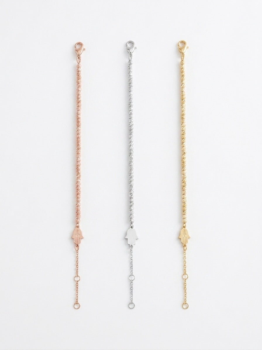 Lot de trois bracelets en acier inoxydable. Porté élégant. Couleurs doré, argenté et rose gold