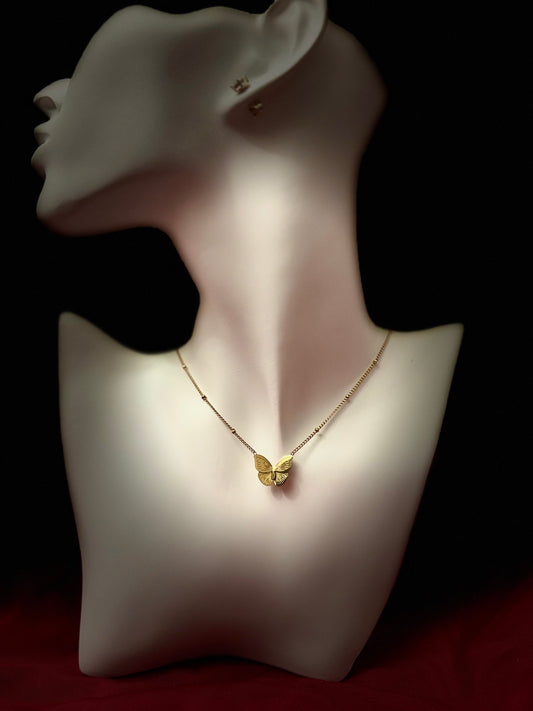 collier avec papillon doré central