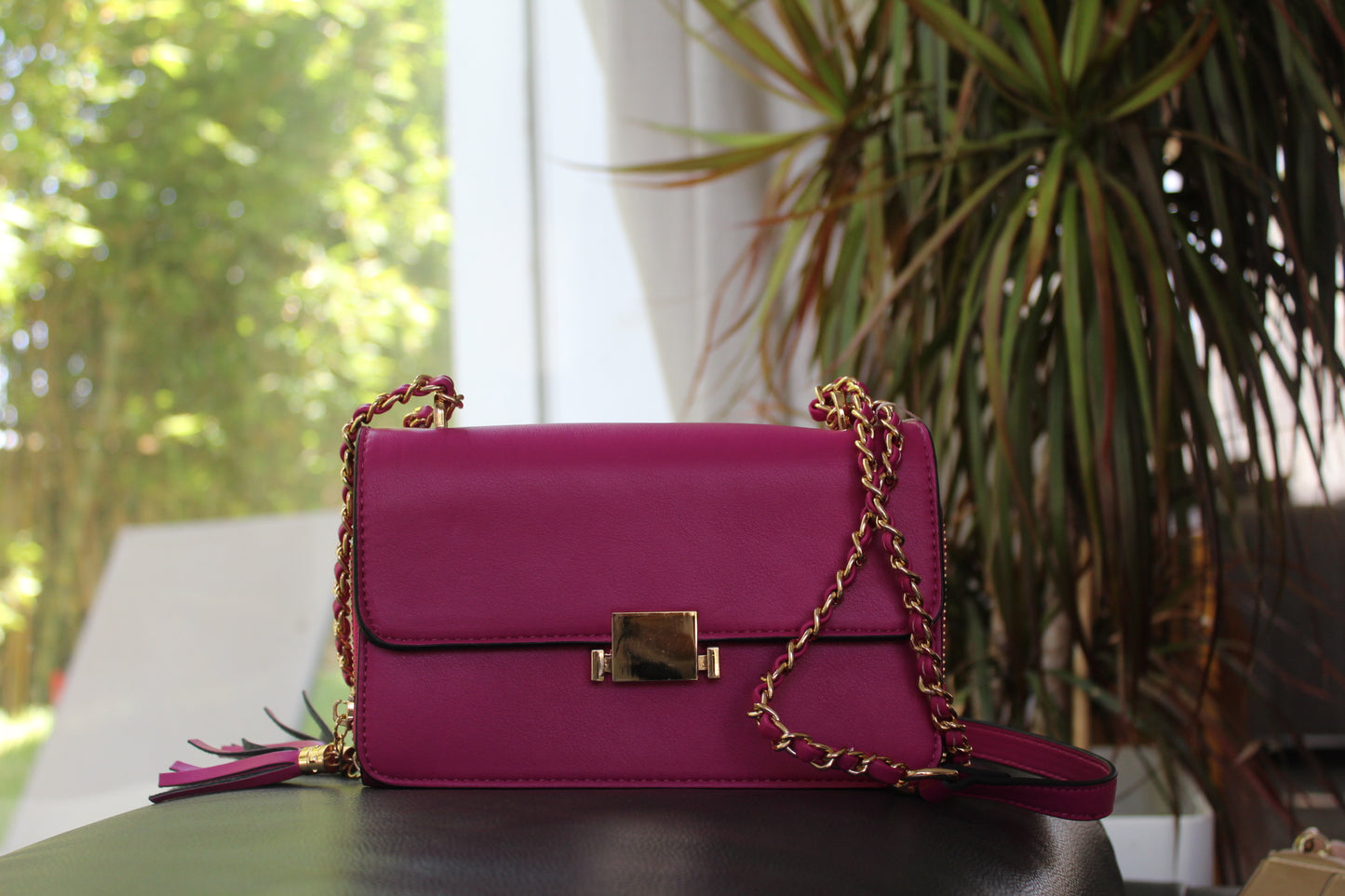 Sac à main rose fushia, audacieux et unique, exclusivement chez Hold & Charm