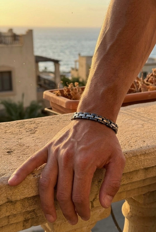 bracelet tendance pour homme en acier inoxydable alliant noir et argenté