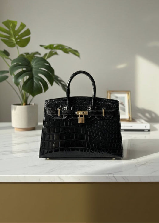 sac noir brillant aux détails gold