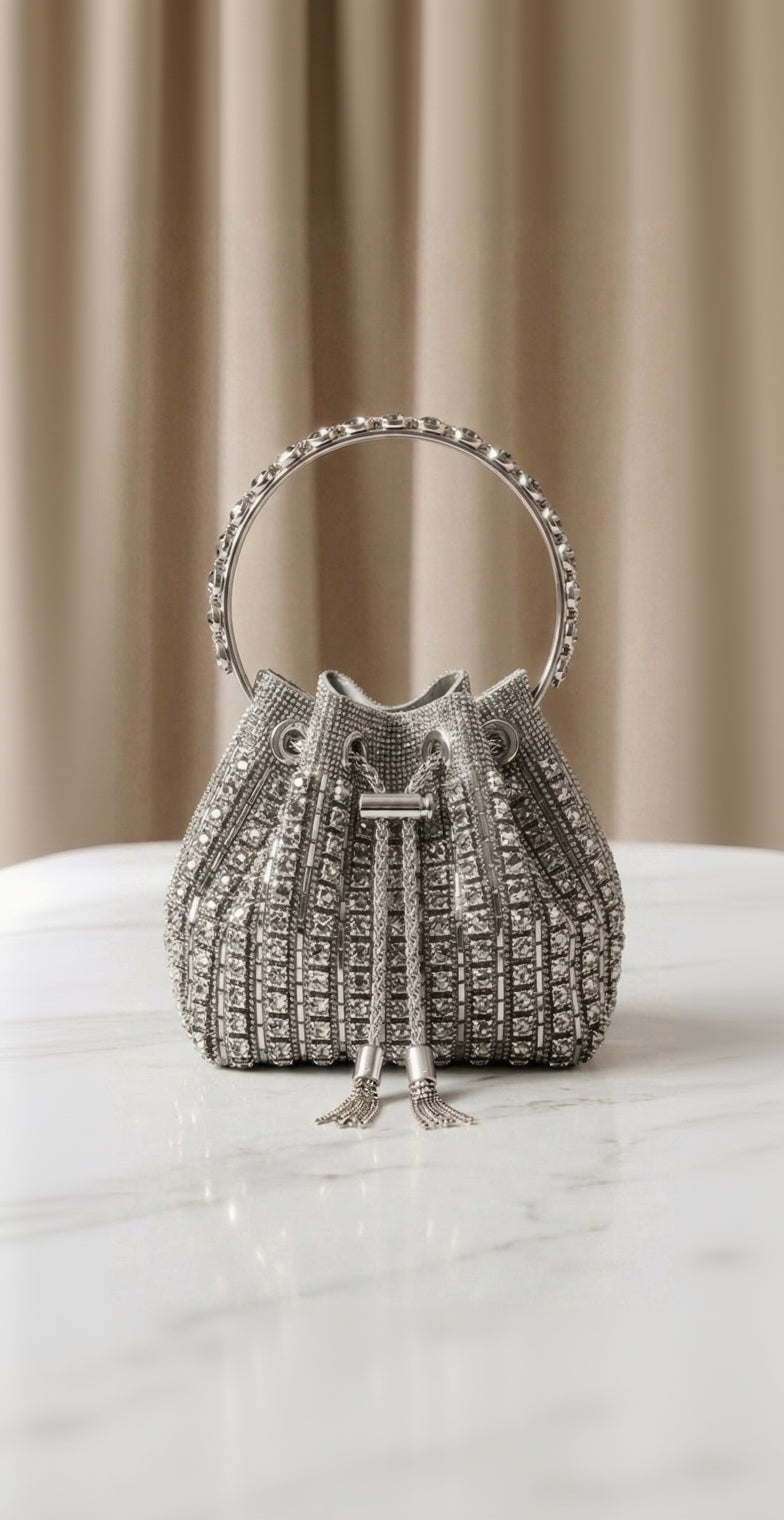 sac de soirée ou fêtes comme mariage très scintillant argenté, spécialement chic et lumineux