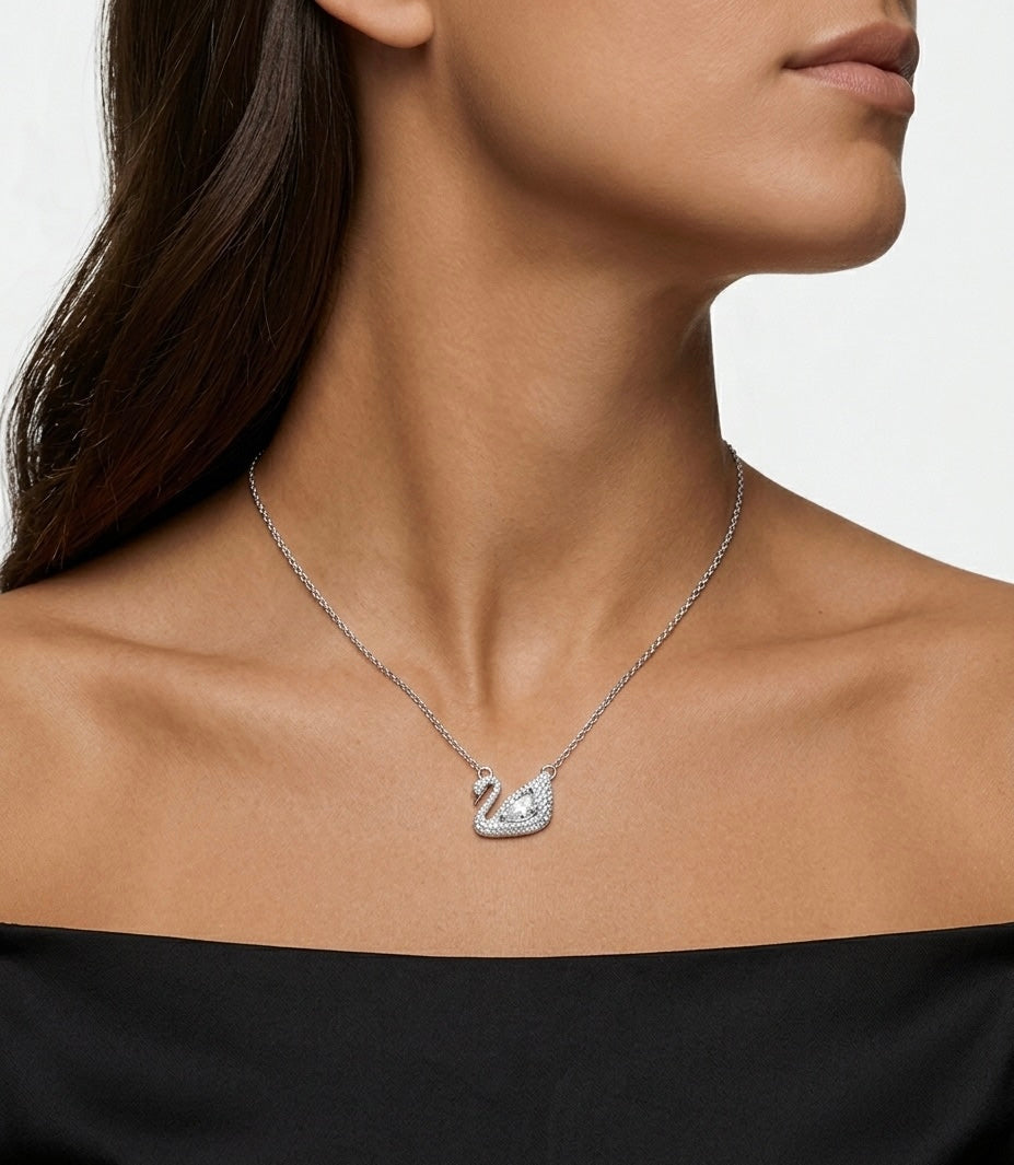 collier en acier inoxydable en forme de cygne étincelant