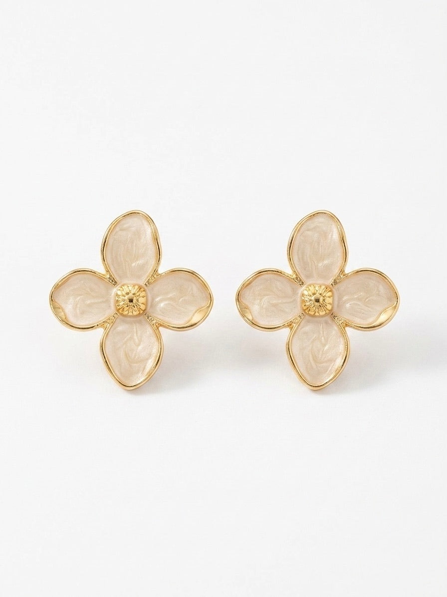 Boucles en acier inoxydable doré à la finition blanche représentant une fleur pour un look chic au quotidien