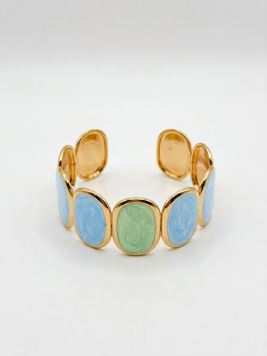 Bracelet manchette doré ajustable avec plaques ovales en émail marbré bleu ciel et vert sauge, bijou Hold & Charm