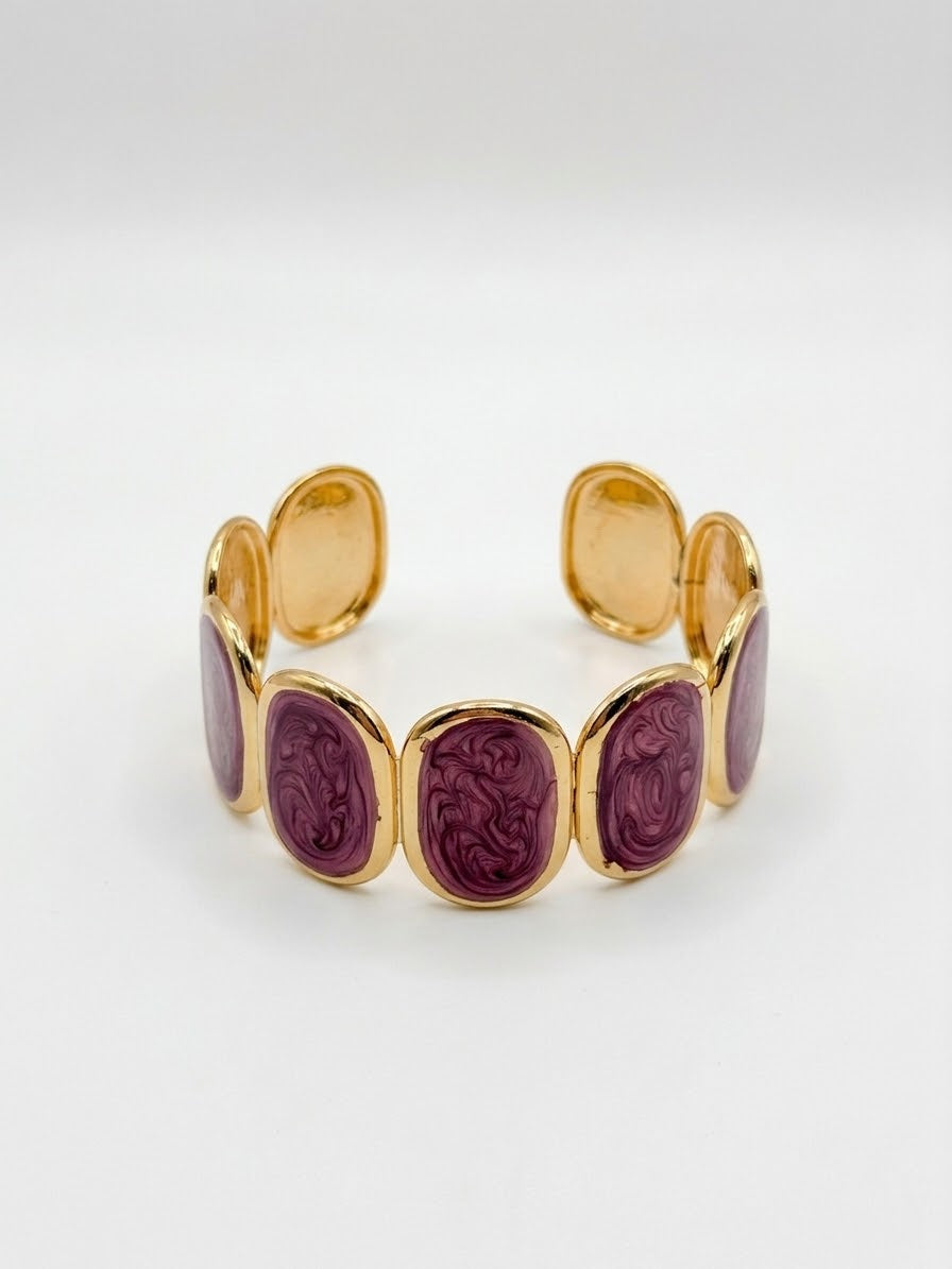 Bracelet manchette doré ajustable avec plaques ovales en émail marbré rose poudré, vue de profil, bijou Hold & Charm