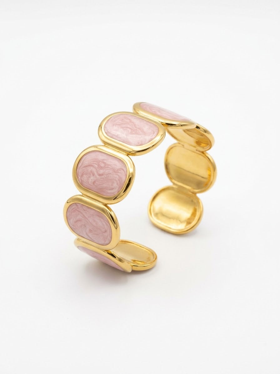 Bracelet manchette doré ajustable avec plaques ovales en émail marbré bordeaux, bijou Hold & Charm